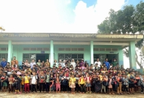 Gia Lai: Chương trình từ thiện trao quà cho các em học sinh có hoàn cảnh khó khăn tại huyện Chư Prông