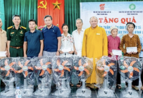 Thanh Hóa: Ban Trị sự Phật giáo tỉnh tặng quà đến gia đình chính sách