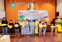 Chùa Thanh Tâm trao quà các em trong đạo tràng Pháp Hoa có thành tích học tập tốt