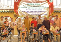 Ban Từ thiện xã hội Báo Giác Ngộ cùng các đơn vị tặng xe lăn, hỗ trợ phẫu thuật tim cho bệnh nhi