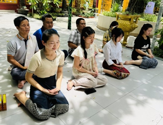 Đà Nẵng: Nhiều sinh viên Lào đến chùa cầu nguyện trước mùa thi