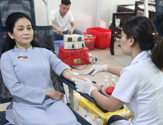 Chư Tăng và Phật tử về chùa Ba La Mật hiến máu nhân đạo