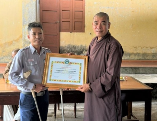 Ban Trị sự Phật giáo H.Triệu Phong tặng Bằng công đức đến nhóm thực hiện Kỳ đài Phật đản bằng tre